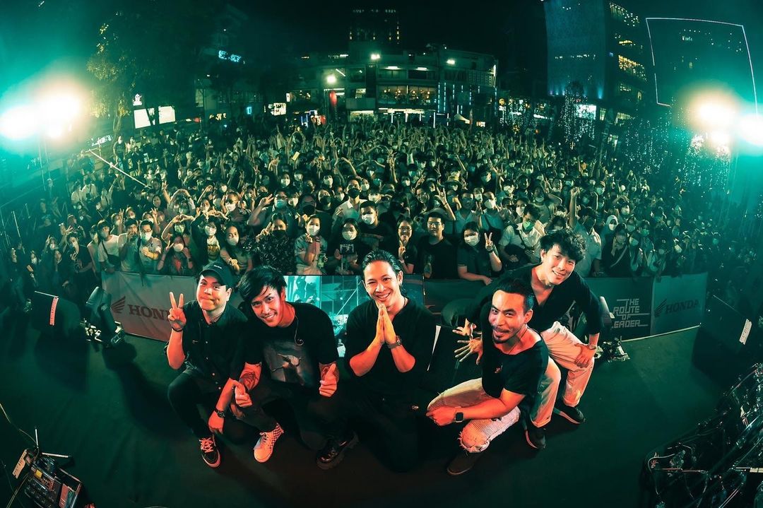 ประวัติ 'โอม Cocktail' จากเด็กเรียนดี สู่การเป็นนักร้องนำวงป็อปร็อก