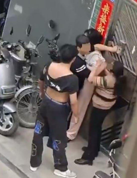 ครอบครัว 4 คน ตีกันเพราะเล่นชู้