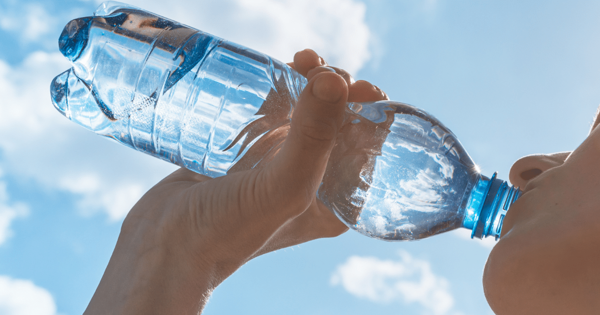ดื่มน้ำด้วยหลอด VS กระดก รสชาติต่างกันจริงหรือ?