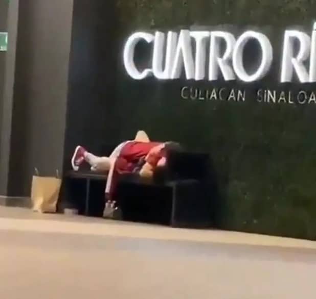 คู่รักนัวเนียกลางห้าง