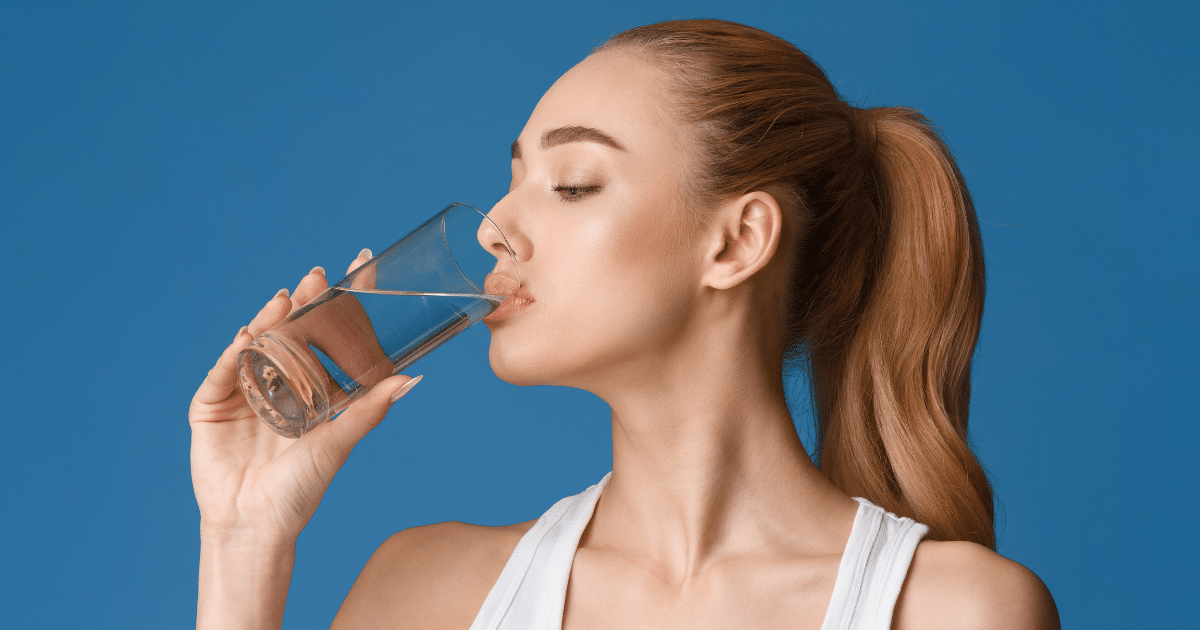 ดื่มน้ำด้วยหลอด VS กระดก รสชาติต่างกันจริงหรือ?