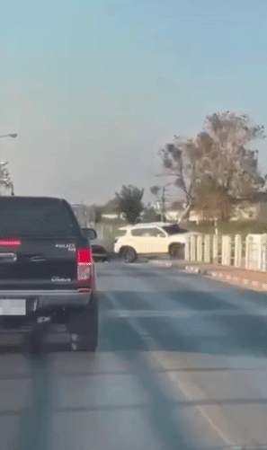 นาที รถตกสะพาน