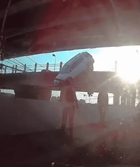 นาทีรถอดีตนายอำเภอมายอ ตกสะพาน