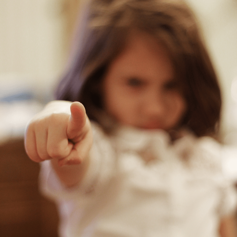 เด็กหญิงขโมยเงิน