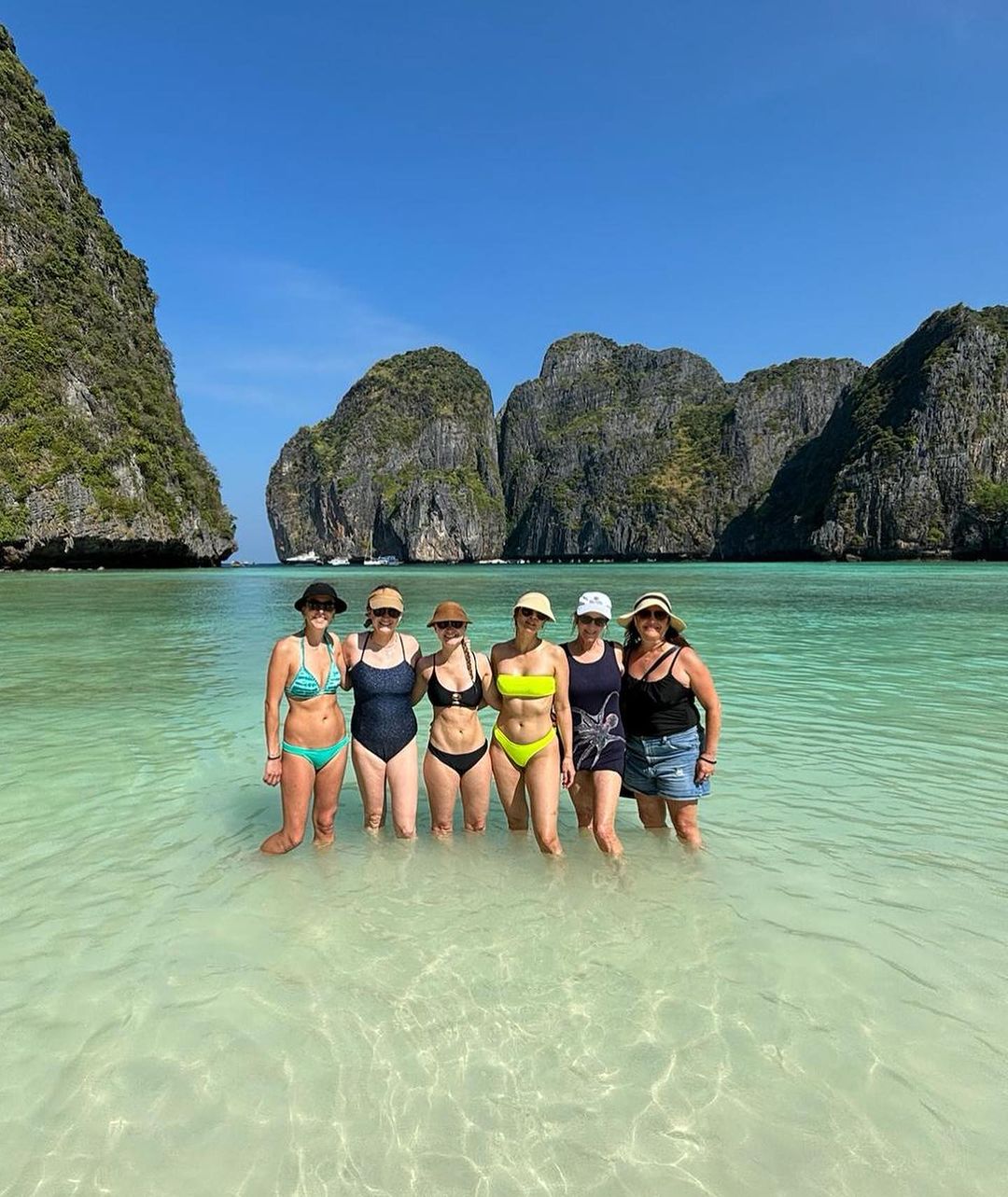 'เอมี่' โพสต์ภาพชวนใจหวิว นุ่งบิกินี่สีสดใส อวดความเซ็กซี่ท้าลมทะเล