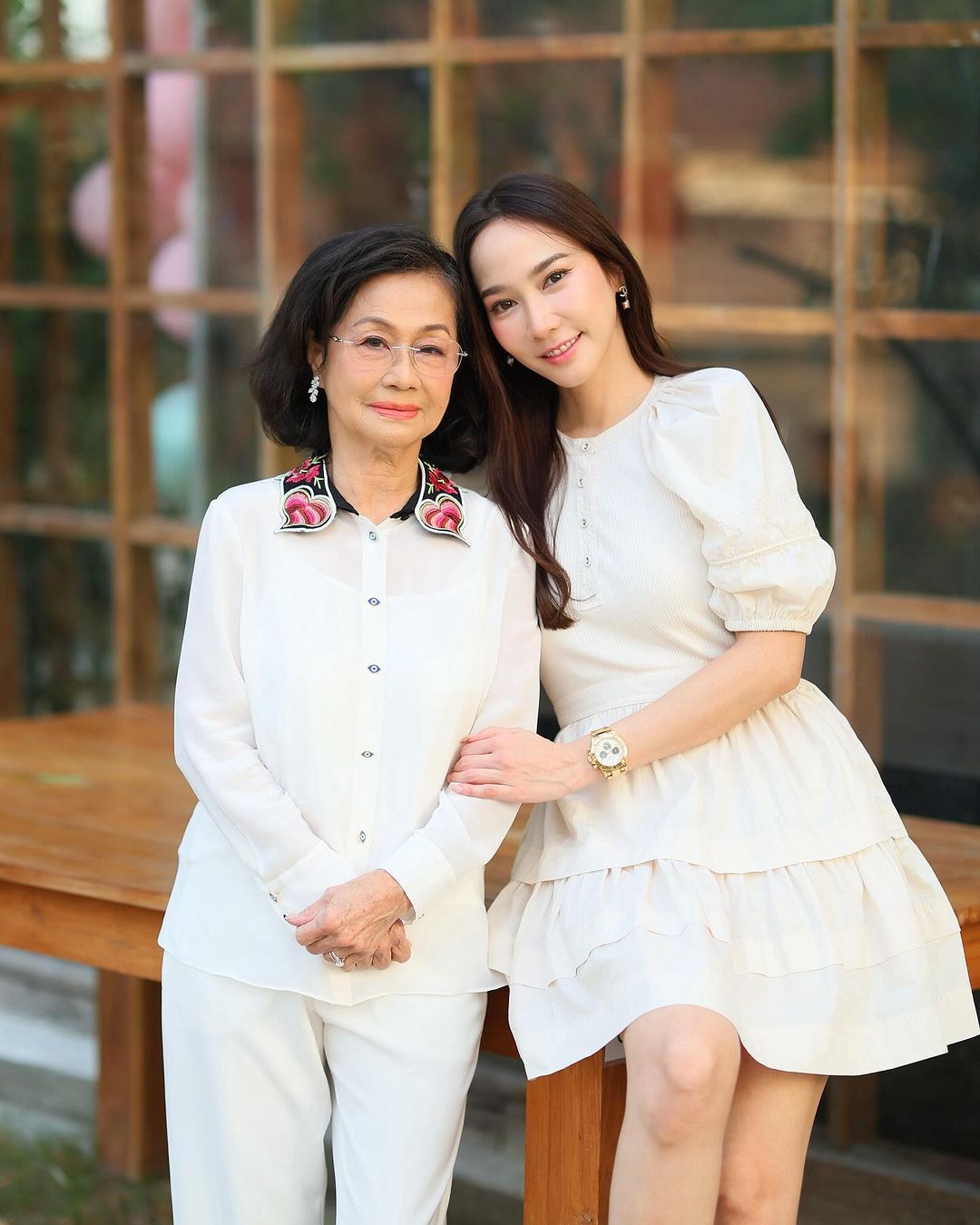 ภาพล่าสุด 'แม่อู๊ด' แม่ของอั้ม พัชราภา สวยโดดเด้งในวัย 73 ปี รู้แล้วอั้มสวยได้ใคร