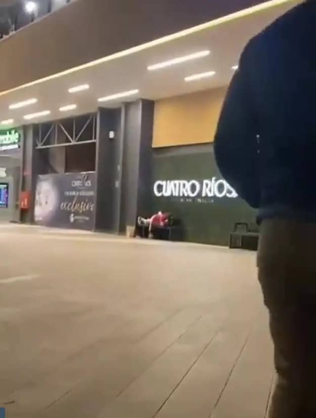 โชว์สยิวกลางห้างดัง