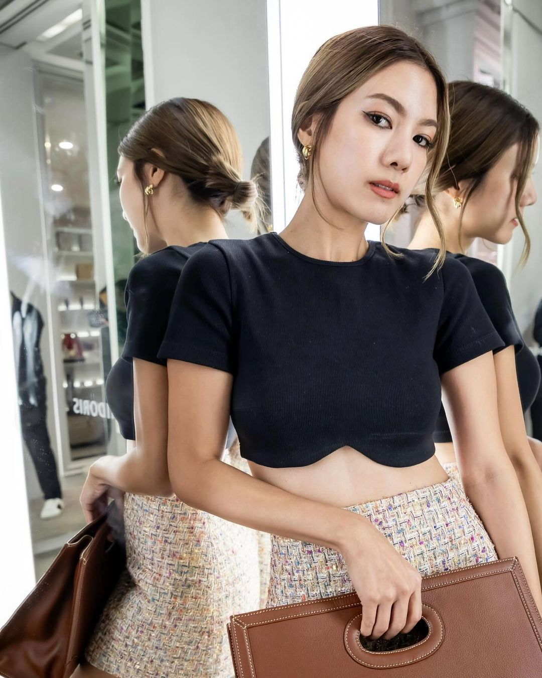 ฝ้าย ปัทมรัตน์ ใส่เสื้อครอปสีดำ โพสท่ามั่นใจ