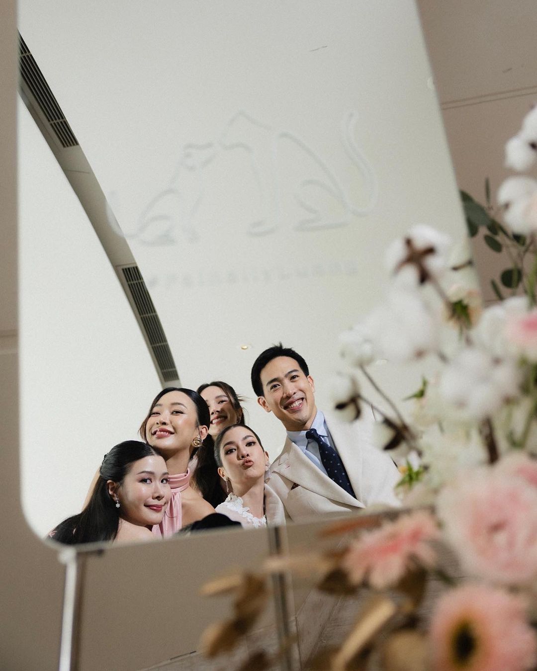 หลวง พสุ และ ฝ้าย ปัทมรัตน์ ถ่ายรูปกับเพื่อนในงานแต่ง