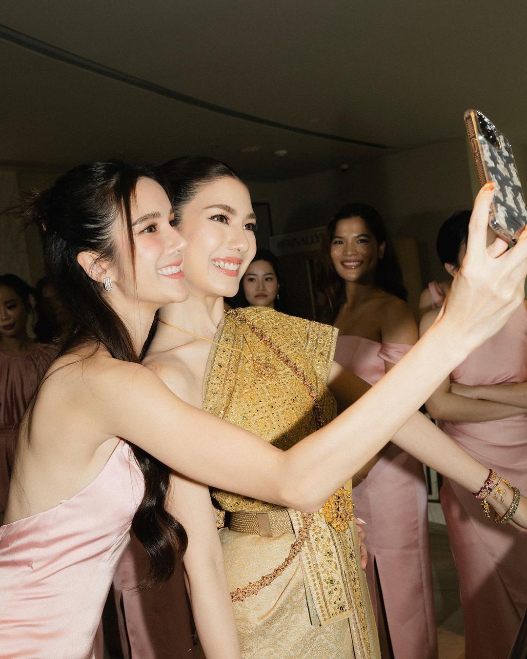 เนย ปภาดา นางเอกช่อง 7 ถ่ายรูปคู่ ฝ้าย ปัทมรัตน์ ในงานแต่ง