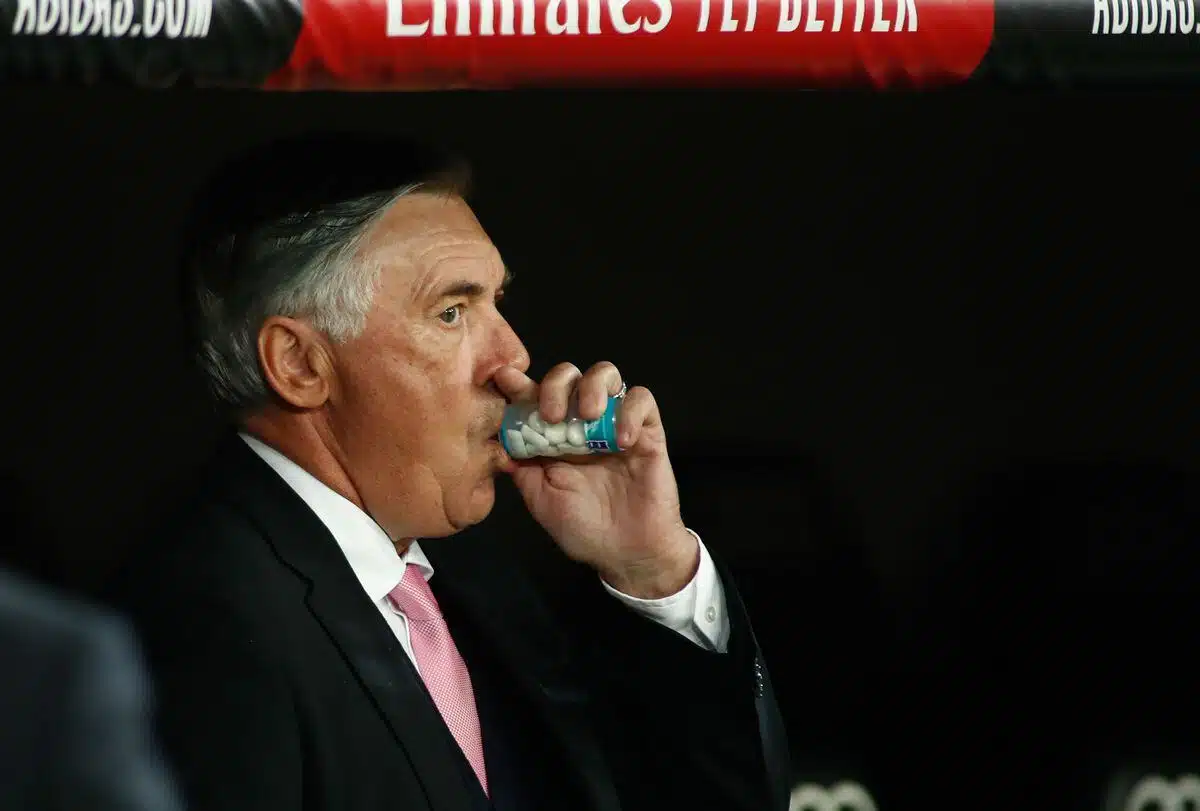 คาร์โล อันเชล็อตติ เคี้ยวหมากฝรั่ง