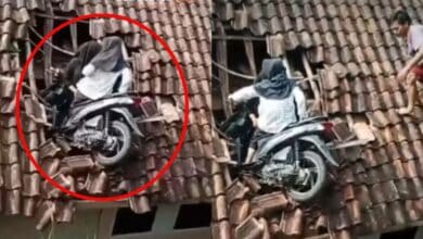 ขี่มอไซค์ทะลุหลังคาบ้าน