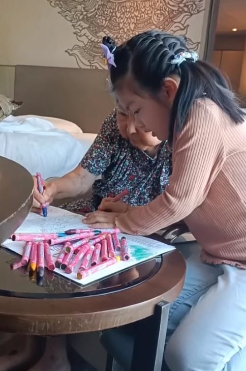 ชั่วโมงศิลปะ แม่มยุรี น้องวีจิ