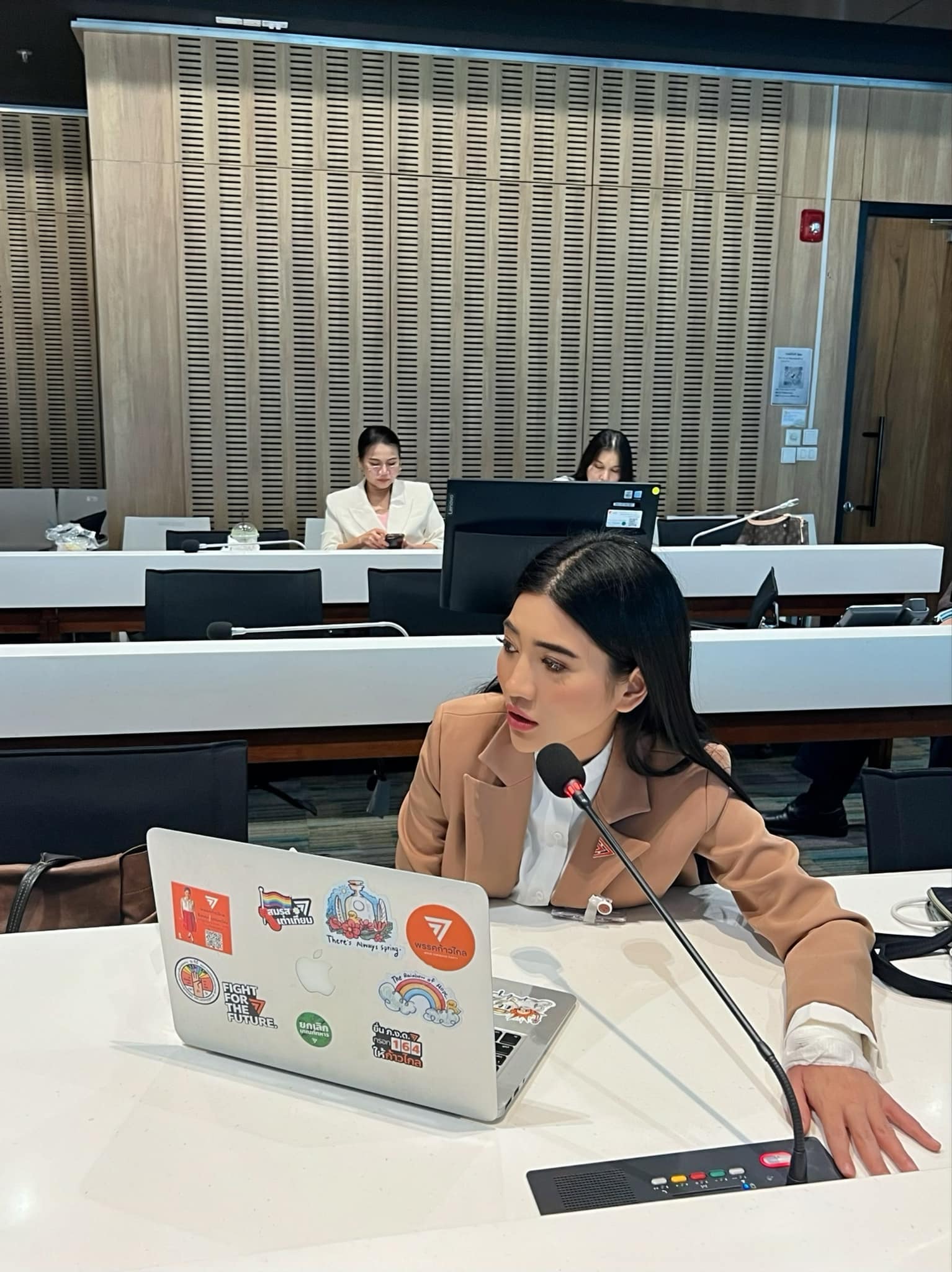 ประวัติ ธิษะณา ชุณหะวัณ - แก้วตา