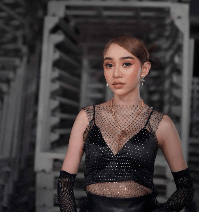 นุ่น ดำดง หน้าสด