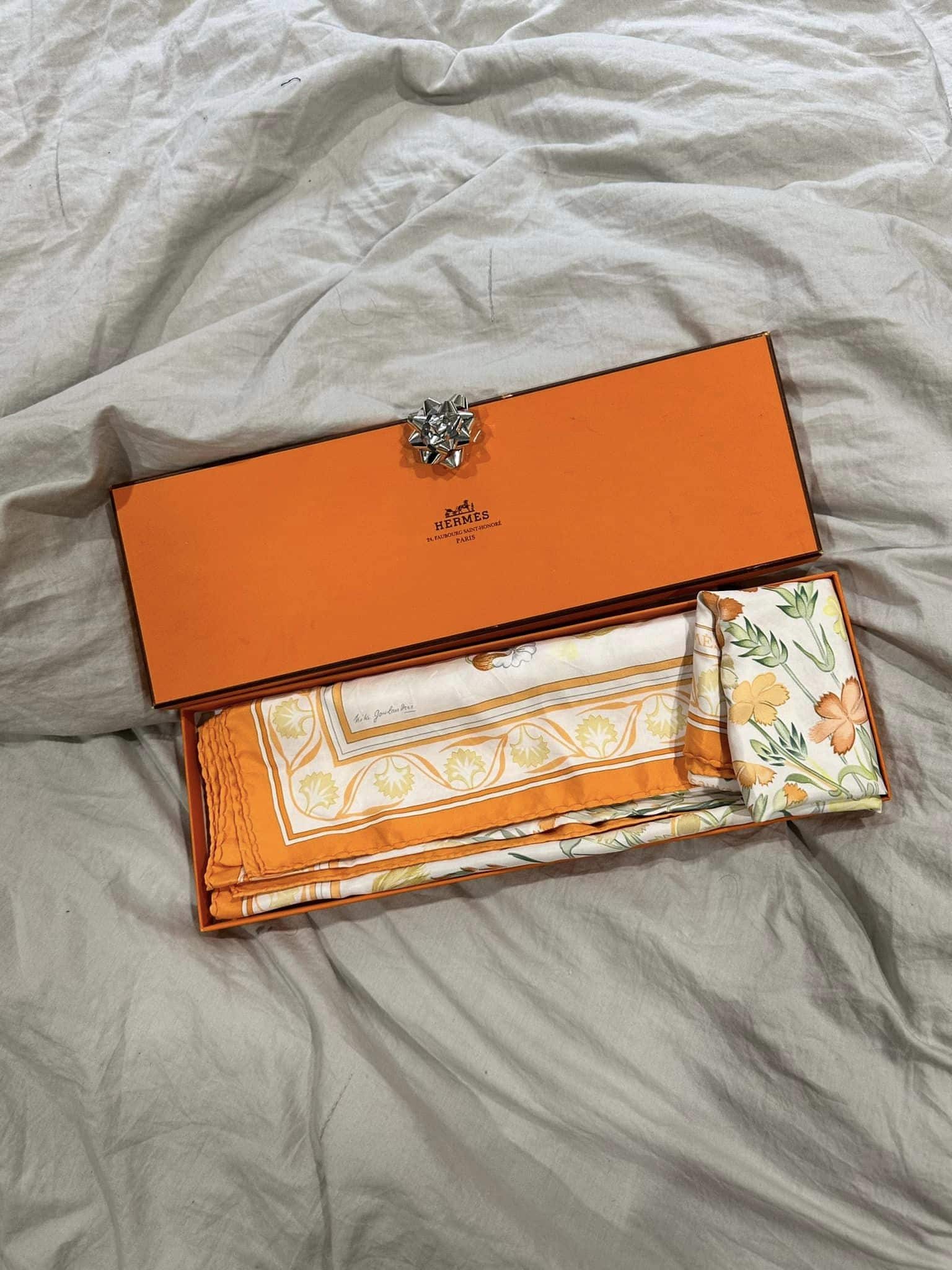 บริจาคผ้าพันคอแอร์เมสให้รร้านมือสอง