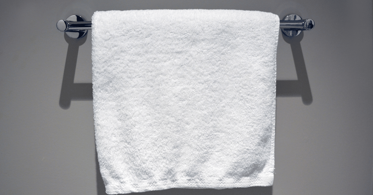 ผ้าขนหนูเปียกแขวนไว้ที่ด้ามจับลูกบิดประตูห้องพัก 2