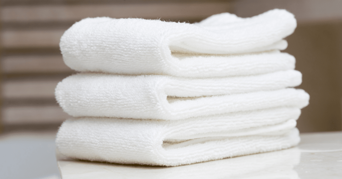 ผ้าขนหนูเปียกแขวนไว้ที่ด้ามจับลูกบิดประตูห้องพัก 3