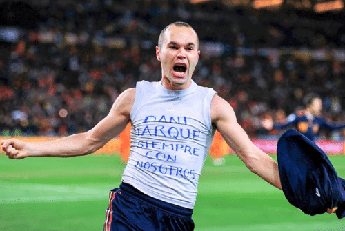 Andrés Iniesta ถอดเสื้อในฟุตบอลโลก 2010