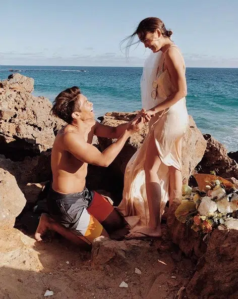 มิกกี้คุกเข่าขอเจนี่แต่งงาน