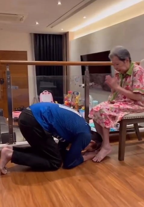 ศรรามกราบเท้าแม่ เนื่องในวันเกิด