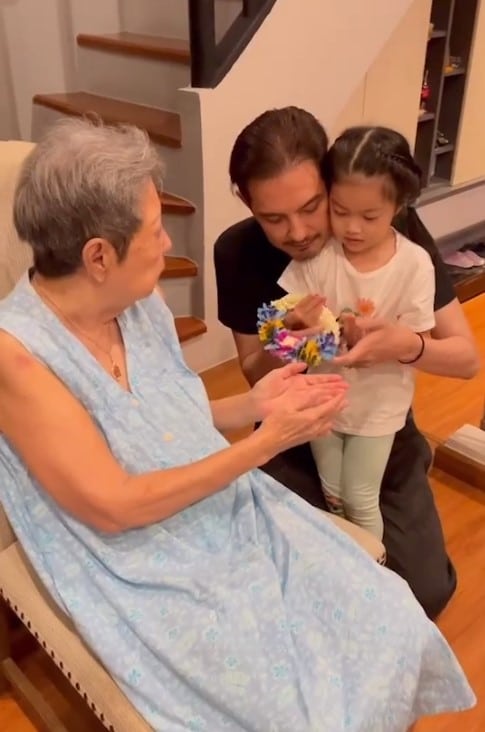 ศรรามไหว้คุณแม่มยุรี วันแม่แห่งชาติ