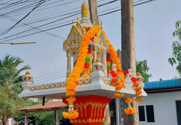 ศาลตายาย ที่ให้โชค อดีตผู้ใหญ่บ้าน ศีขรภูมิ สุรินทร์ หลายงวดติด