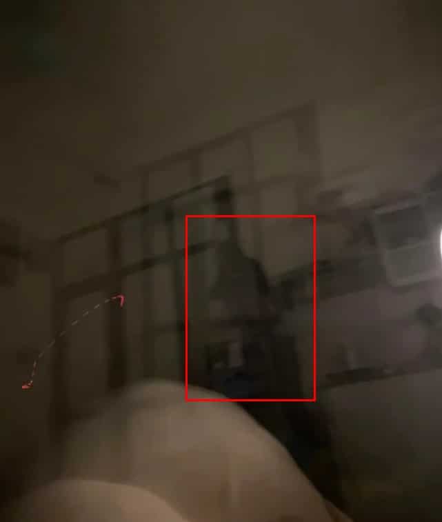 สาวช็อก รูมเมทปีนไปนั่งบนตู้เย็นกลางดึก