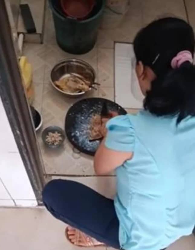 หนุ่มช็อก เพื่อนเตรียมอาหารในห้องน้ำ