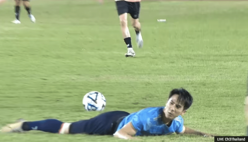 โป๊ปล้มลง หลังถูก ไมเคิล เบียด