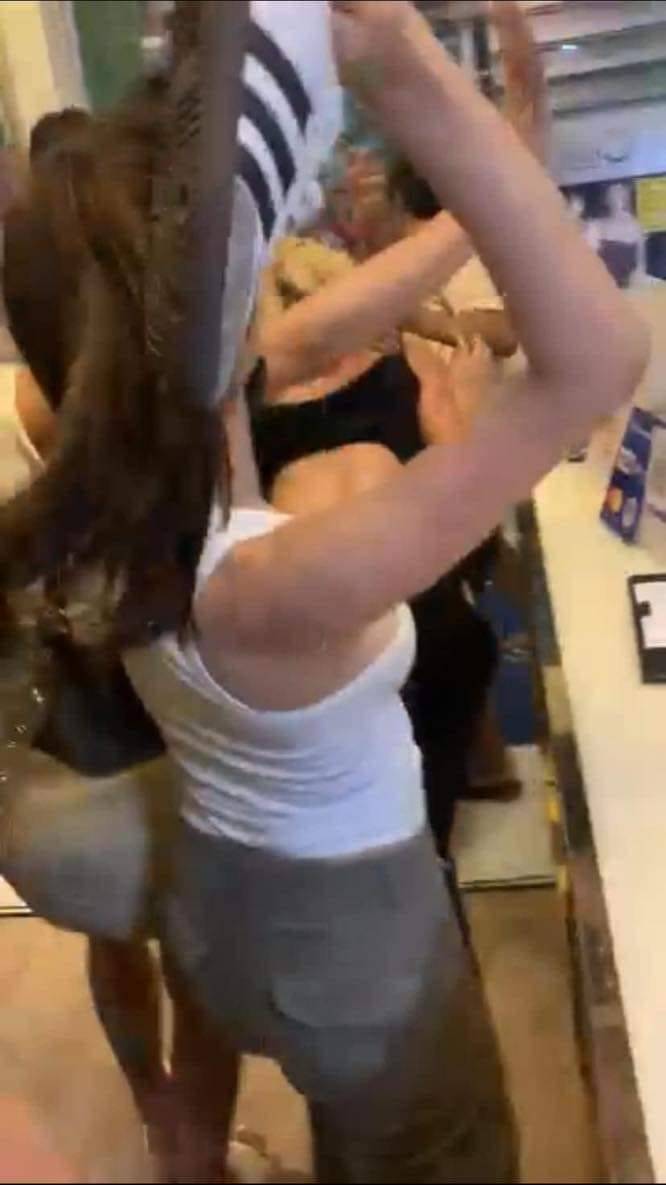 ไอเทมพี่กะเทย รองเท้า adidas