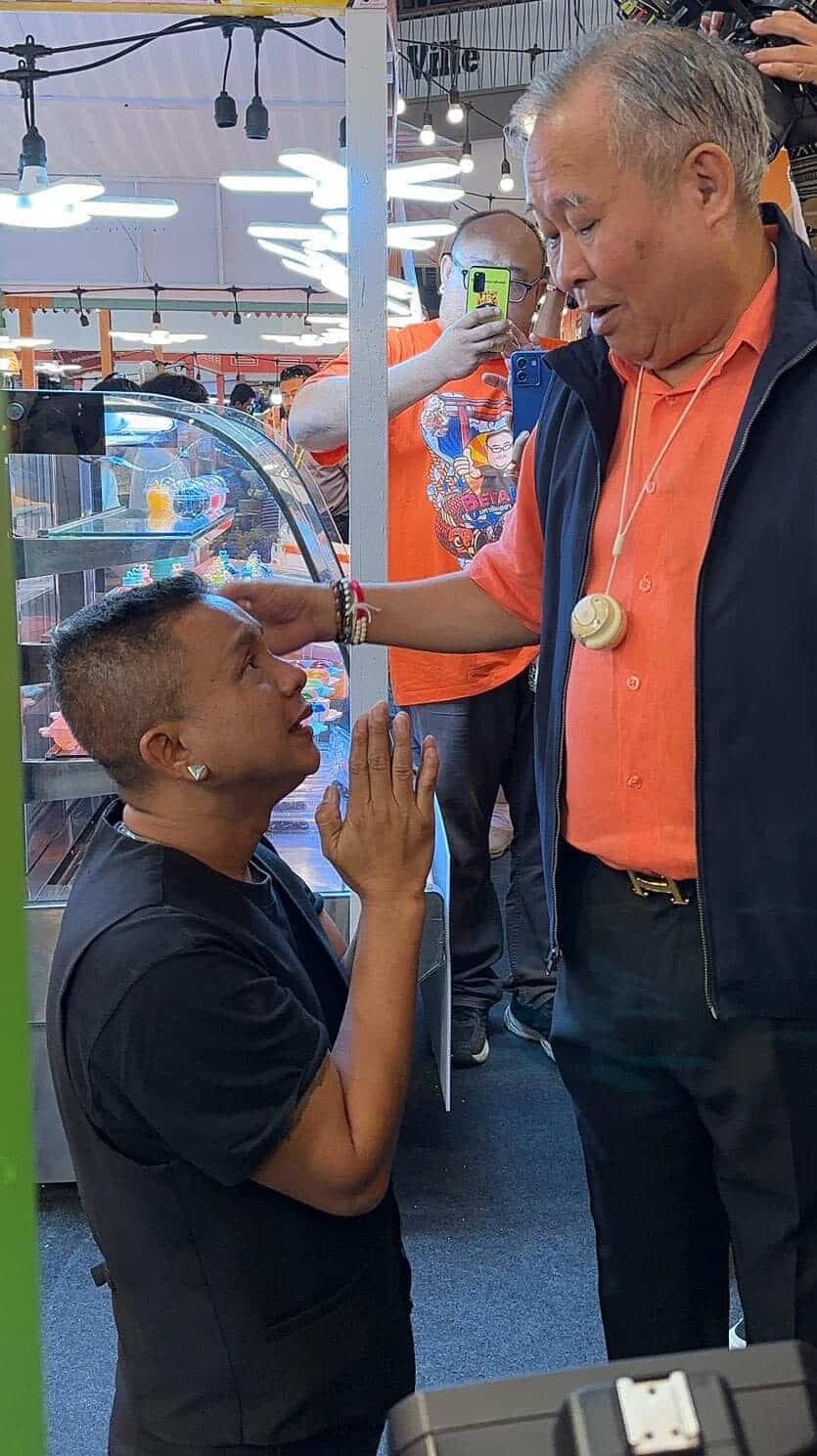 กัน จอมพลัง เชิญยิ้ม ก้มกราบ