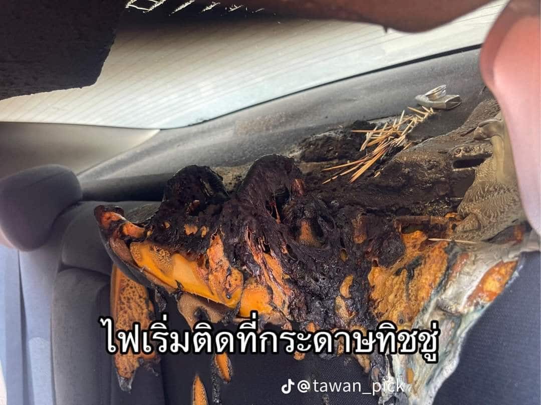จากนั้นไฟเริ่มไหม้ติดทิชชู่เบาะหลังรถยนต์