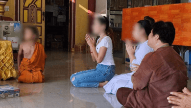 นักการเมืองหญิงกับพระ