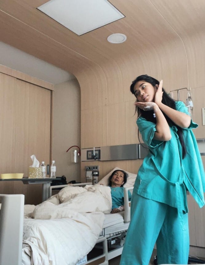 นิกกี้ ณฉัตร เยี่ยม ก้อย อรัชพรและคุณแม่ที่โรงพยาบาล