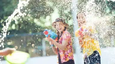 สาดน้ำทั้งเดือน