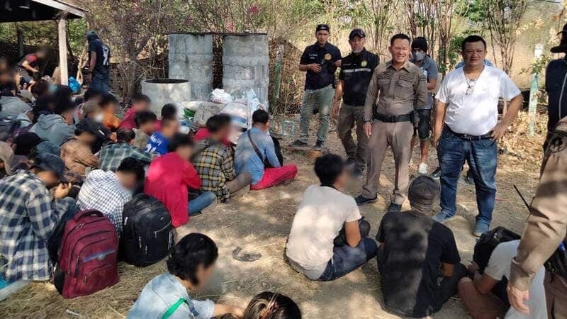 หนุ่มเมียนมา 120คน ซ่อนตัวในบ้านร้าง