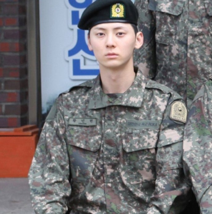 ฮวังมินฮยอน ในชุดทหารหลังเข้ากรม