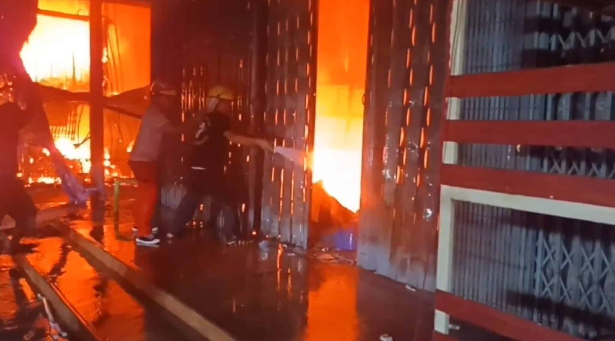 เจ้าหน้าที่ดับเพลิงดับไฟ ไฟไหม้ตลาดรัตนบุรี สุรินทร์