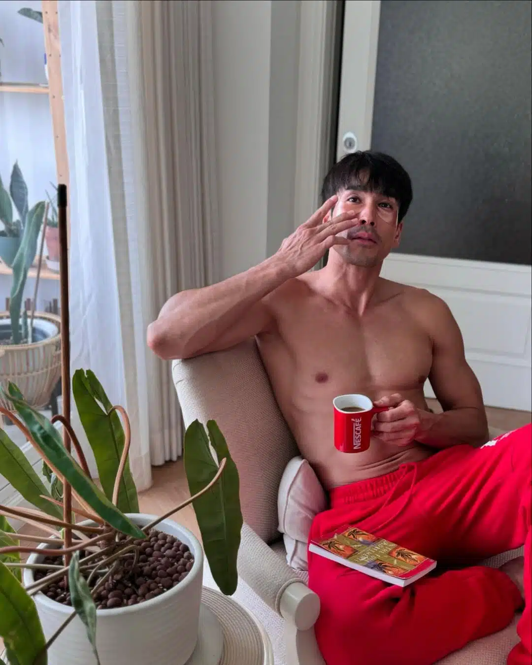 ณเดชน์ คูกิมิยะ โชว์กล้ามท้อง
