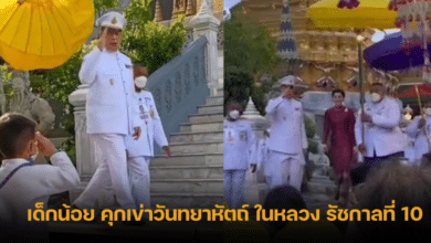 Little kid pays respect to Thai king