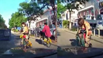 สาวจีนใสกระโปรงขี่จักรยาน