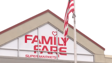 ตำรวจบุกจับ หญิงไร้บ้าน ลักลอบอาศัยอยู่บนป้ายซูเปอร์มาร์เก็ต นานนับปี ไม่มีใครรู้