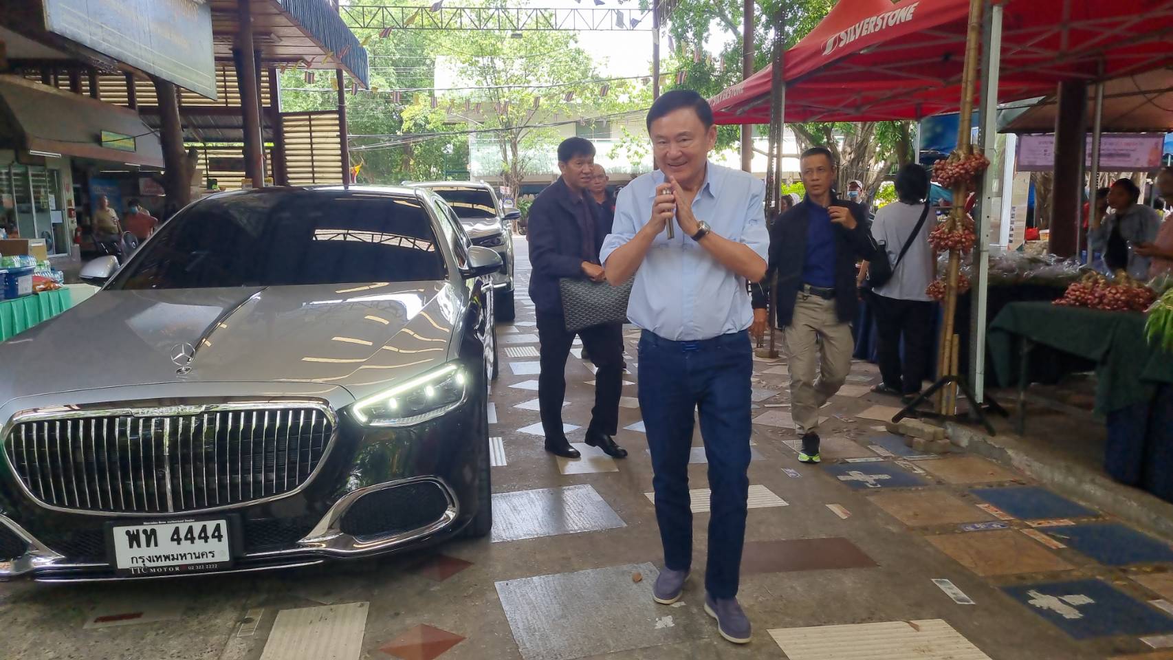 ทะเบียนรถทักษิณ ไปวัดสวนแก้ว เข้ากราบพระพยอม พร้อมบริจาคเงิน 2 แสนช่วยไฟไหม้