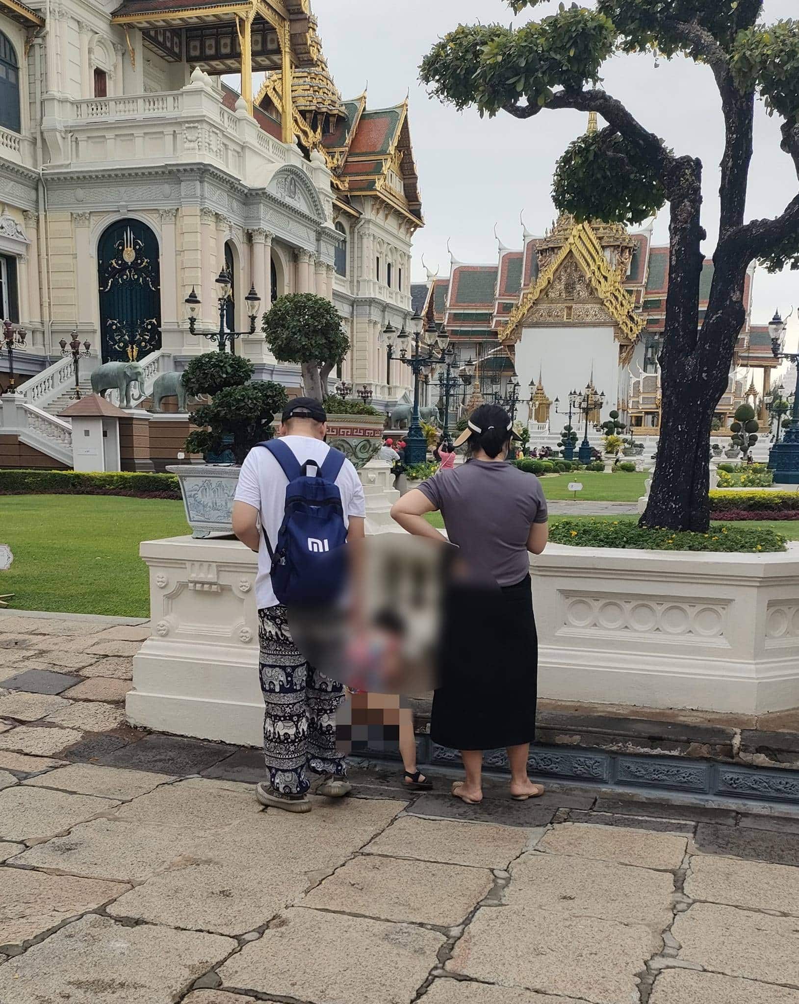 นักท่องเที่ยวจีน ปล่อยลูกฉี่หน้าพระที่นั่ง วัดพระแก้ว