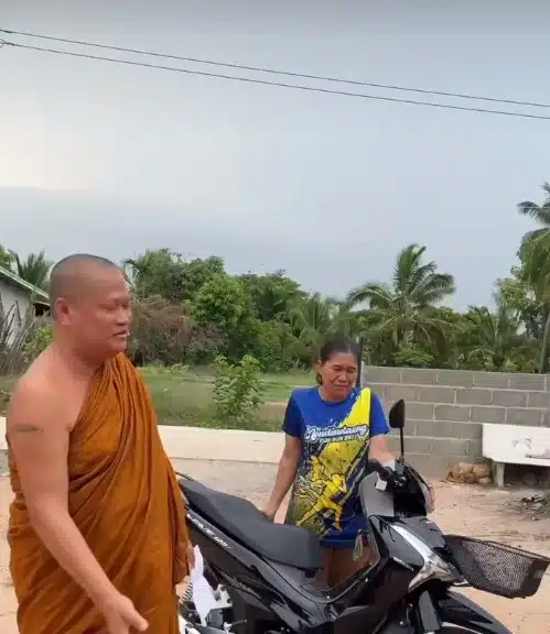 หลวงพ่อมหาน้อย ใจดี ไถ่มอไซค์ให้โยมยาย