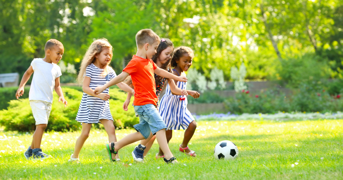 เด็กเล่นกลางแจ้ง