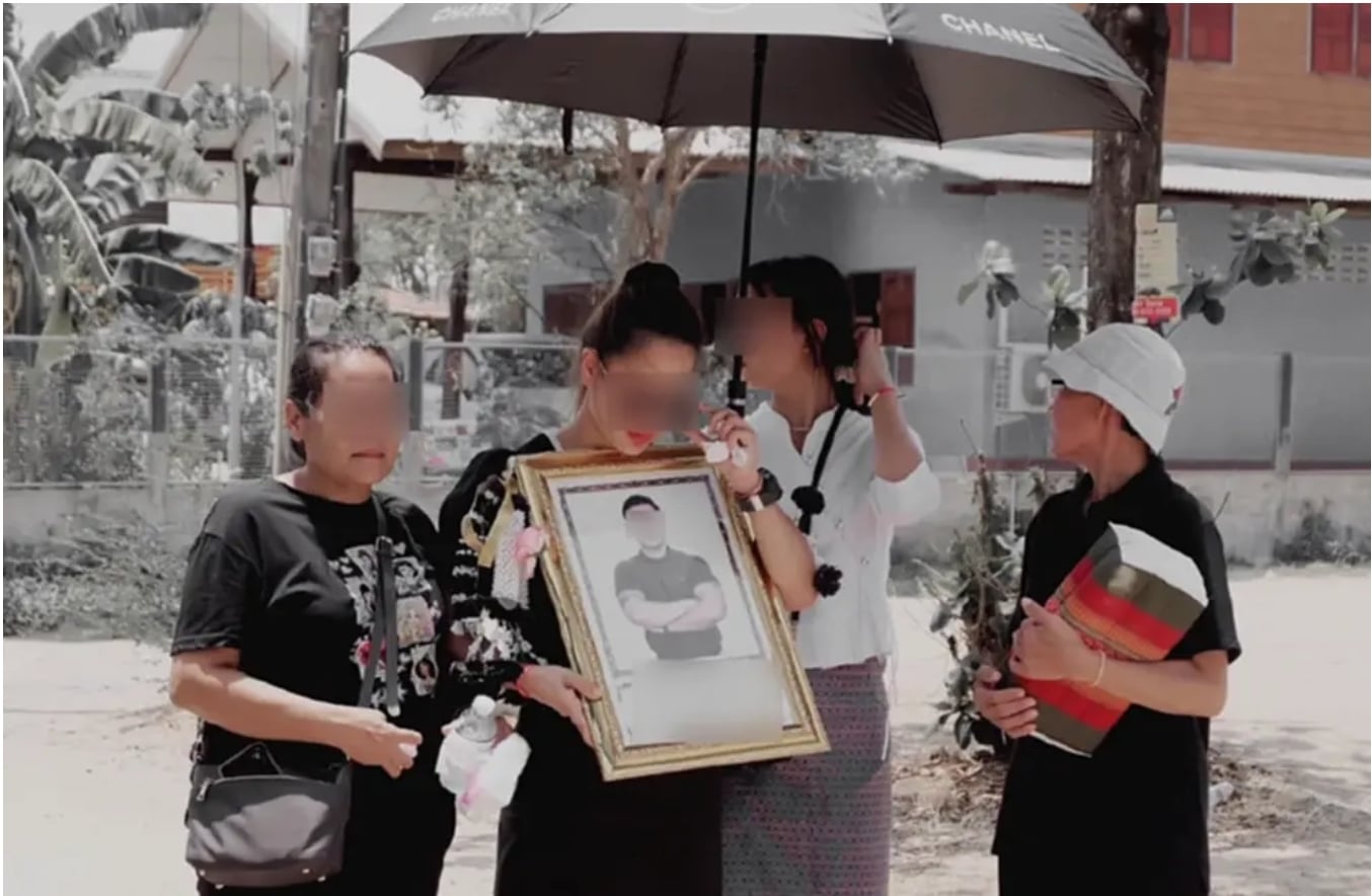 มดภรรยาถือรูปในงานวันเผาเสียต้น
