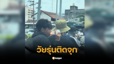 หนุ่มดื่มนมจากขวดนมเด็ก