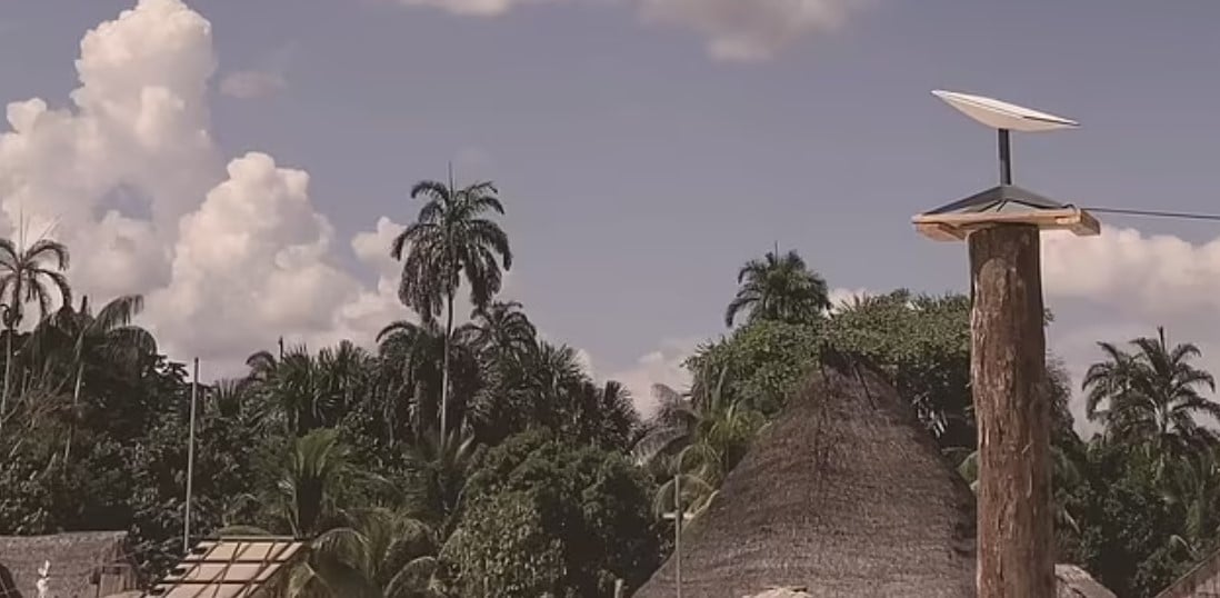 ชนเผ่าแอมะซอน ติดมือถืองอมแง หลังติดตั้งเสาสัญญาณดาวเทียม